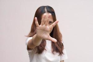 une femme a levé la main pour dissuader, campagne stop violence contre les femmes photo