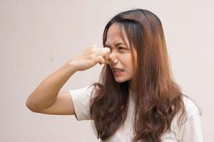 les femmes asiatiques se couvrent le nez avec leurs mains parce qu'elles sentent mauvais. photo