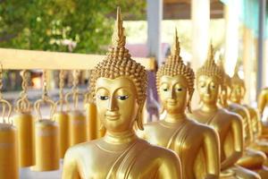 statue de bouddha doré dans le temple de la thaïlande photo