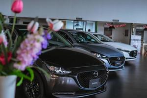 bangsaen thaïlande nov 2022 cette voiture mazda 2 cx3 cx30 mazda3 bt50 marque japon stock car garage concessionnaire sur chambre client garé dans la salle d'exposition de thaïlande pour une image éditoriale illustrative. photo