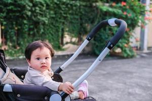 bébé nouveau-né asiatique enfant contact visuel avec maman gentillesse des enfants avec une famille heureuse sur un matelas moelleux métaphore vivre la vie mode de vie sain mignon de produits pour bébé enfant produits de santé pour la mère et le bébé photo