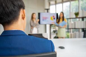 jeune femme entrepreneure asiatique en démarrage présentant des bailleurs de fonds pour un nouveau projet afin de demander un financement pour soutenir le projet. concept de nouveau modèle d'entreprise et de partenariat, société commerciale photo