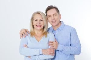 portrait de couple d'âge moyen isolé sur fond blanc. photo