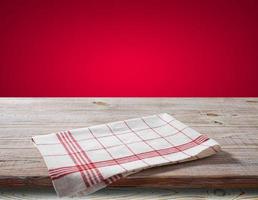 serviette blanche, nappe sur maquette de terrasse en bois. photo