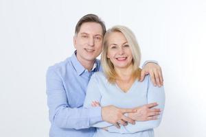 portrait de couple d'âge moyen isolé sur fond blanc. photo