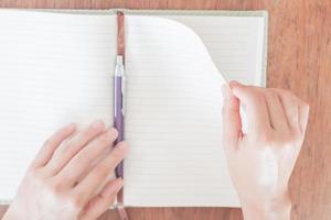 femme tournant une page dans un cahier photo