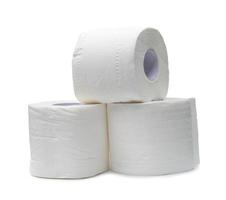 trois rouleaux de papier de soie blanc ou de serviette en pile préparés pour être utilisés dans les toilettes ou les toilettes isolés sur fond blanc avec un tracé de détourage photo