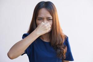 les femmes asiatiques se couvrent le nez avec leurs mains parce qu'elles sentent mauvais. photo