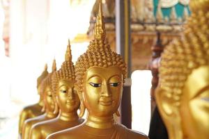 statue de bouddha doré dans le temple de la thaïlande photo