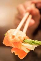 baguettes tenant sushi saumon