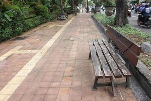 une chaise sur le trottoir dans le quartier de la rue gajah mada, denpasar photo