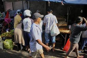 photo de plusieurs personnes faisant des achats et des ventes dans la zone du marché de kumbasari.