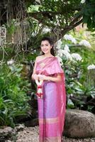 belle fille thaïlandaise en costume traditionnel thaïlandais photo