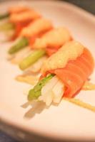 sushi au saumon sur une assiette photo