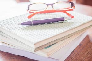 stylo et lunettes sur cahiers photo