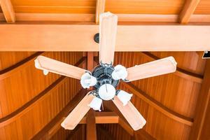 ventilateur de plafond en bois classique avec lampes en verre blanc photo