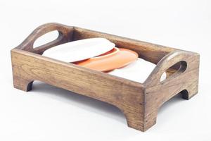 assiettes blanches et orangées sur un plateau en bois photo
