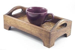 Tasse à café violet sur un plateau en bois photo