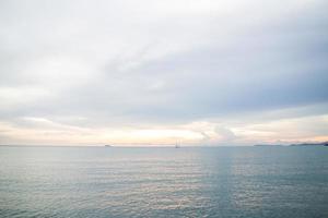 relaxante vue sur la mer d'un bleu profond photo