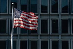 drapeau usa dans le bâtiment de la tour d'atout de new york photo