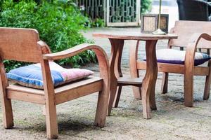 meubles en bois dans un jardin