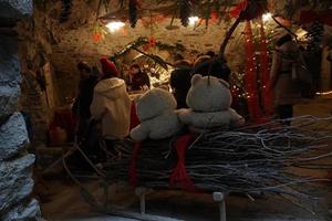 rango, italie - 8 décembre 2017 - personnes au marché de noël traditionnel photo