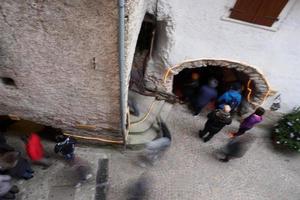 rango, italie - 8 décembre 2017 - personnes au marché de noël traditionnel photo