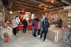 rango, italie - 8 décembre 2017 - personnes au marché de noël traditionnel photo