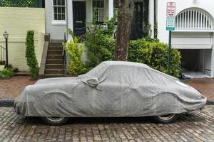 voiture recouverte d'une bâche dans la rue photo