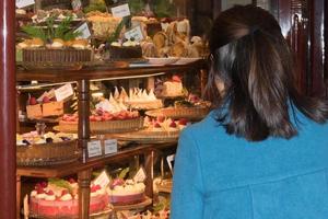 les gens photographiant des bonbons se tiennent dans un magasin photo