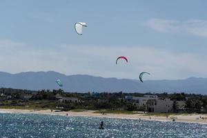 la ventana, mexique - 16 février 2020 - kite surf sur la plage venteuse photo