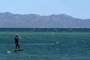 la ventana, mexique - 16 février 2020 - kite surf sur la plage venteuse photo