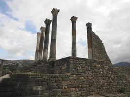 ruines romaines de volubilis au maroc - ruines romaines les mieux conservées situées entre les villes impériales de fès et de meknes photo