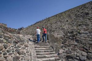 mexico, mexique - 30 janvier 2019 - touriste à la pyramide de teotihuacan mexique photo