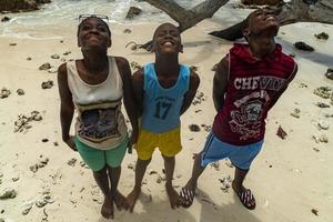 la digue, seychelles - 25 août 2019 - jeunes garçons des îles posent pour le photographe photo