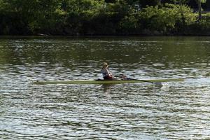 Philadelphie, États-Unis - 30 avril 2019 - équipe d'aviron sur la rivière schuylkill photo