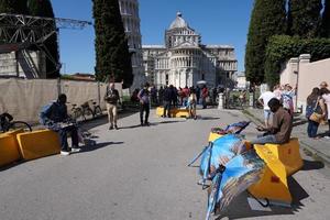 Pise, Italie - 26 septembre 2017 - barrière antiterroriste dans la célèbre ville de la tour penchée photo