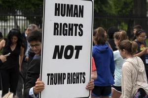 washington dc, usa - 26 avril 2019 - manifestation contre l'atout à la maison blanche photo