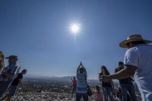 mexico, mexique - 30 janvier 2019 - cérémonie du soleil touristique au sommet de la pyramide de teotihuacan mexique photo