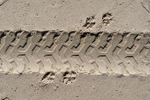 piste de pneu tout-terrain sur une plage de sable photo