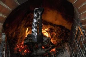 Chaussettes traditionnelles d'épiphanie de Noël accrochées à la cheminée photo