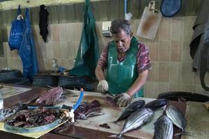 homme, maldives - 23 février 2019 - personnes achetant au marché aux poissons photo