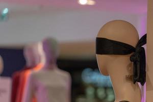 Metoo mannequin femme les yeux bandés sur fond violet sida photo