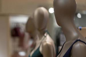 mannequin femme femme dans un magasin photo