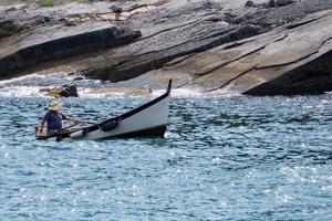 vieux pêcheur sur barque photo