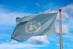 agitant le drapeau des nations unies photo