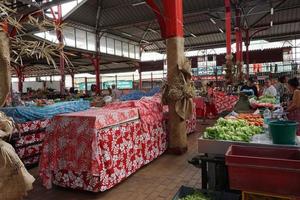 tahiti, polynésie française - 4 août 2018 - marché traditionnel papetee photo