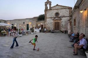 marzamemi, italie - 1er juillet 2018 - le vieux village de pêcheurs de sicile est l'une des 20 plus belles villes maritimes d'italie. photo