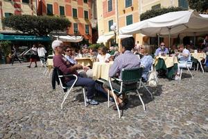 portofino, italie - 19 septembre 2017 - vip et touriste dans un village pittoresque photo