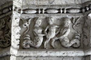 Venise, Italie - 15 septembre 2019 - doge palais ducal capitale de la colonne détail sculpture en bordure photo